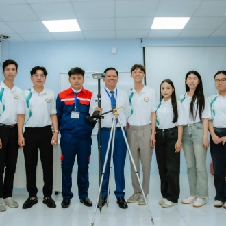 Hoạt động với sinh viên